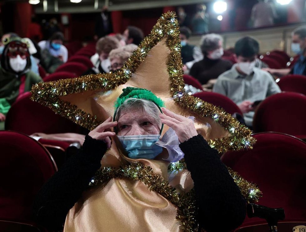 Archivo - Una mujer disfrazada minutos antes del inicio de la celebración del Sorteo Extraordinario de la Lotería de Navidad 2021 en el Teatro Real de Madrid, a 22 de diciembre de 2021, en Madrid, (España).