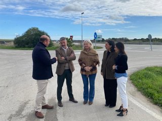 Mercedes Colombo y el alcalde de Rota en la carretera A-491.