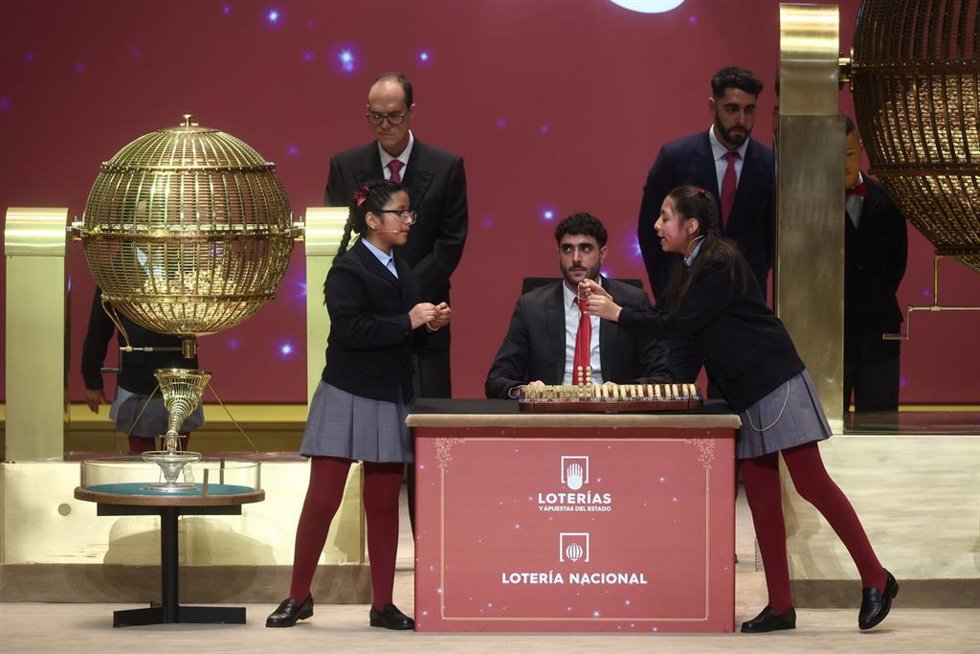 Dos niñas del Colegio de San Ildefonso, cantan un premio de la Lotería de Navidad, durante la celebración del Sorteo Extraordinario de la Lotería de Navidad 2025, en el Teatro Real, a 22 de diciembre de 2025, en Madrid (España).