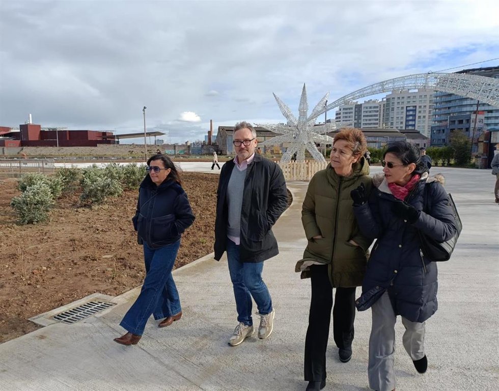 La alcaldesa de Gijón, Carmen Moriyón, concejal de Infraestructuras Urbanas y Rurales, Gilberto Villoria (en el centro), durante la visita al nuevo paseo de 'Naval Azul'.