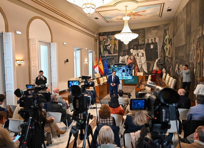 El presidente de la Diputación de Ciudad Real, Miguel Ángel Valverde, durante el tradicional encuentro navideño con los medios.