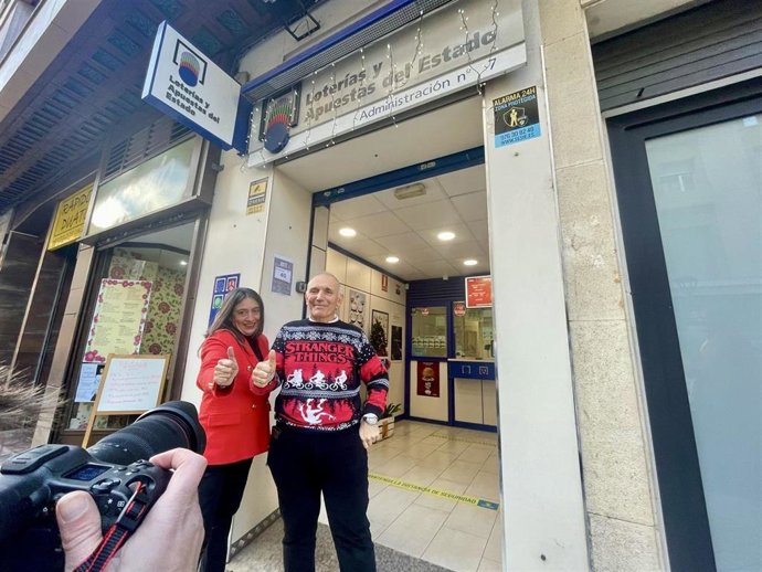 Dos loteros, en la Administración número 7 de Zaragoza, que han entregado premio en el Sorteo Extraordinario de Navidad.