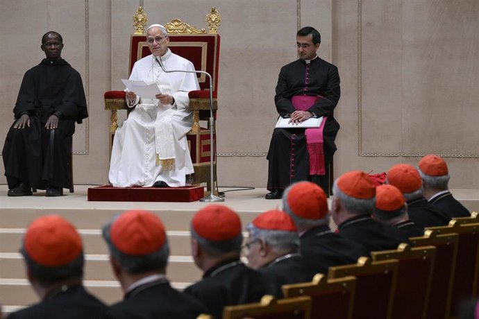 El Papa recibe a la Curia Romana para expresar sus felicitaciones por Navidad.