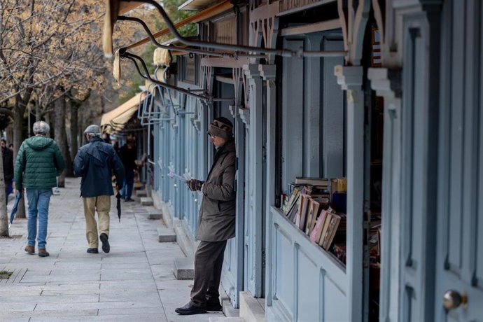 Archivo - Puestos de la Feria de libros de la Cuesta de Moyano, a 6 de marzo de 2025, en Madrid (España).
