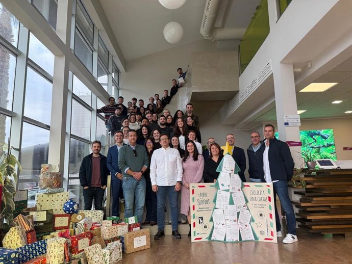 Trabajadores de Moyca junto a los regalos