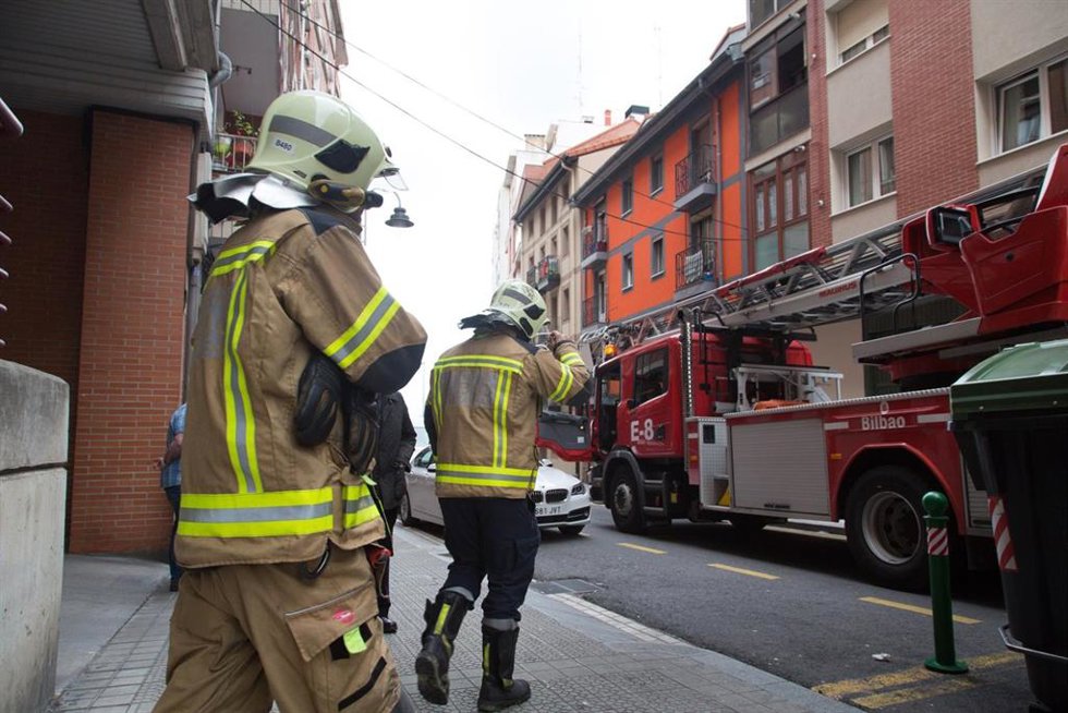Archivo - Bomberos acuden en el camión a una emergencia en una calle de Santutxu