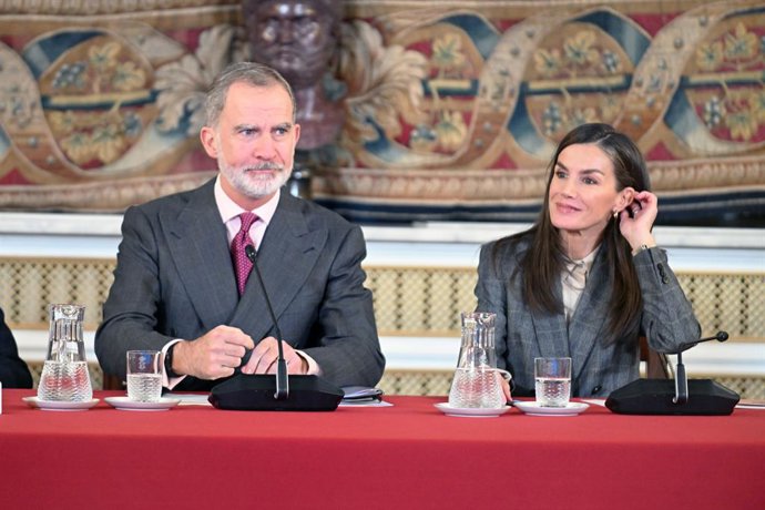 El Rey Felipe y la Reina Letizia durante la reunión anual del Patronato de la Fundación Princesa de Girona, en el Palacio Real, a 04 de diciembre de 2025, en Madrid (España). El objetivo principal de la Fundación es el de trabajar por los jóvenes en todos