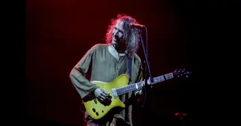 Robe Iniesta tendrá placa en la desaparecida sala Sukursal con el sí de la comunidad de vecinos del edificio