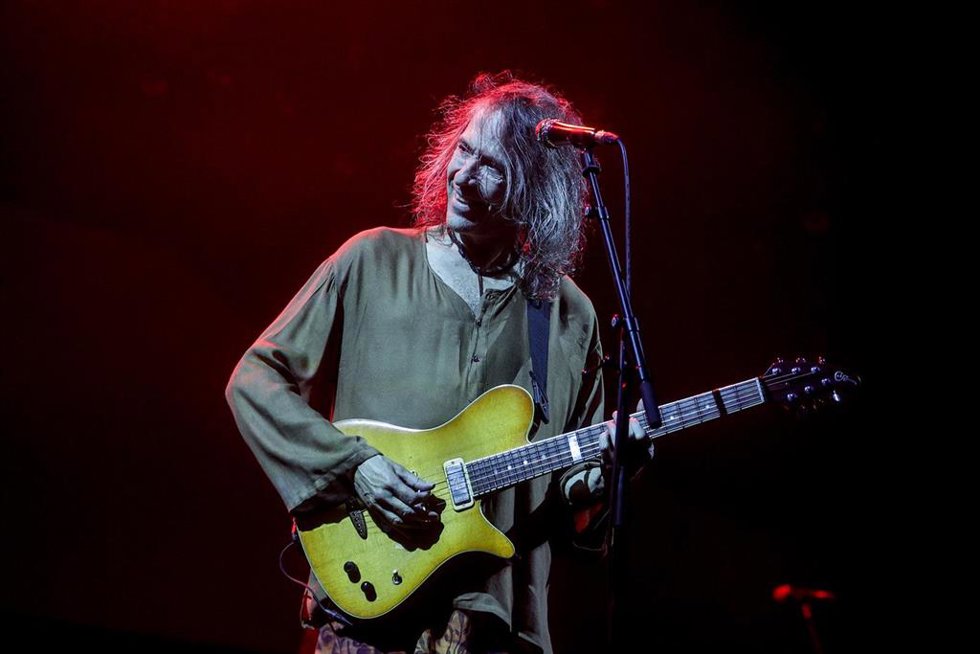 El cantante Roberto Iniesta, 'Robe', durante un concierto en el Auditorio Miguel Ríos, a 25 de mayo de 2024, en Rivas-Vaciamadrid, Madrid (España). Robe Iniesta es compositor, músico, poeta y escritor, conocido por ser el fundador en 1987 y cantante del