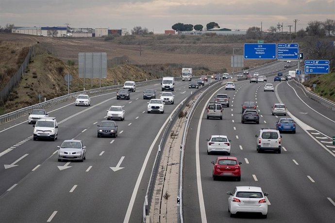 Varios vehículos en la A5, a 19 de diciembre de 2025, en Madrid (España)