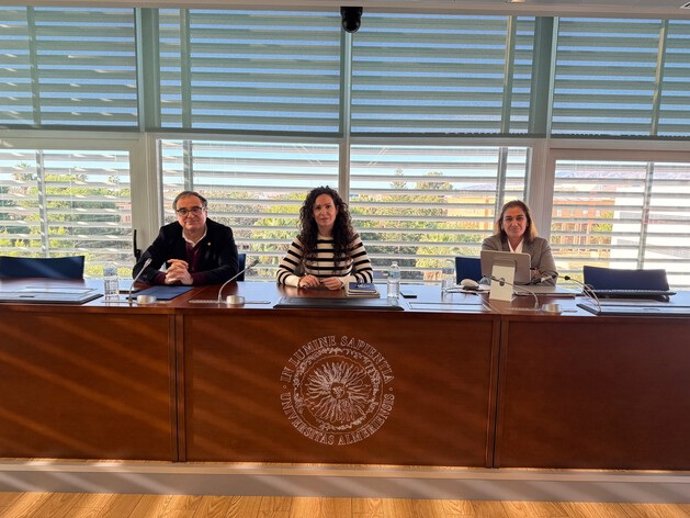 La presidenta del Consejo Social, Marola Hidalgo; el rector de la UAL, José Joaquín Céspedes; y la secretaria del Consejo, Ana Moreno, durante la última sesión del Consejo del año 2025.
