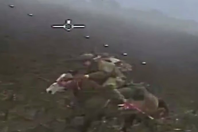 Un militar ruso a caballo en un vídeo publicado por las Fuerzas Armadas ucranianas