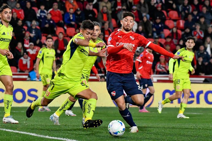Futbol, Independiente vs Universidad de Chile. Octavos de final, Copa Sudamericana 2025. El jugador de Independiente Felipe Loyola, derecha, disputa el balon contra Fabian Hormazabal de Universidad de Chile durante el partido de vuelta de los octavos de