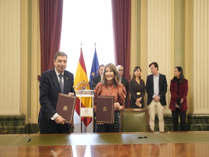 El ministro de Agricultura, Luis Planas, y la presidenta de Paradores, Raquel Sánchez, en la firma de acuerdo