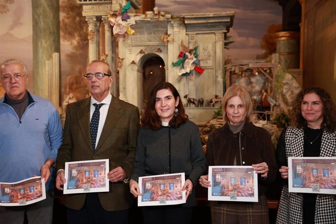 La consejera de Empleo, Empresa y Trabajo Autónomo de la Junta de Andalucía, Rocío Blanco (3d), posa en una foto junto a la alcaldesa de Jerez de la Frontera, María José García-Pelayo (2d), tras visitar el Museo del Belén de Jerez de la Frontera.