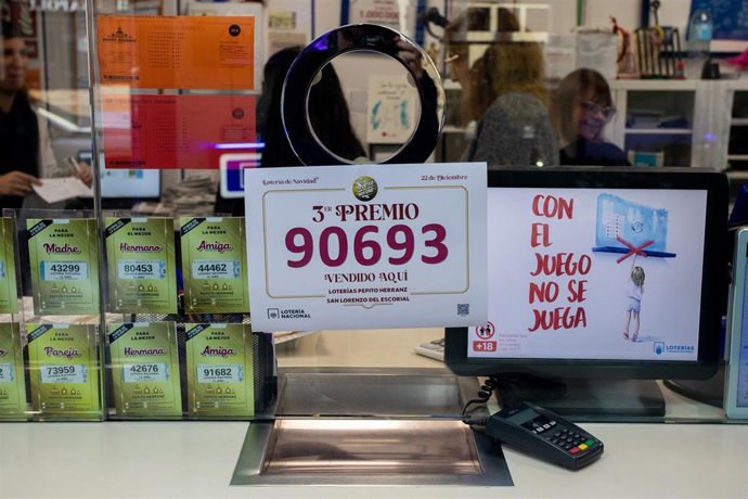 Administración de Loterías de San Lorenzo de El Escorial, situada en Calle del Rey 22, celebra que han vendido 13 series del número 77.715 correspondiente a un Quinto Premio del Sorteo Extraordinario de la Lotería de Navidad 2025, a 22 de diciembre de 202