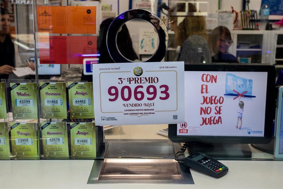 Administración de Loterías de San Lorenzo de El Escorial, situada en Calle del Rey 22, celebra que han vendido 13 series del número 77.715 correspondiente a un Quinto Premio del Sorteo Extraordinario de la Lotería de Navidad 2025, a 22 de diciembre de 2