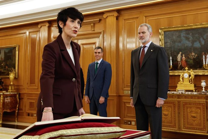 La ministra de Inclusión, Seguridad Social y Migraciones, Elma Saiz (i) durante el acto de jura de su nuevo cargo como ministra portavoz del Gobierno en el Palacio de La Zarzuela, a 22 de diciembre de 2025, en Madrid (España). 