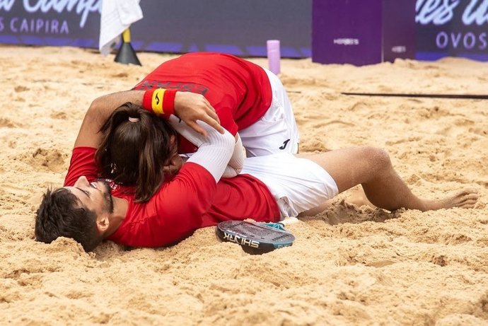 Antoni Ramos y Ariadna Costa tras ganar con España el Mundial de Tenis Playa