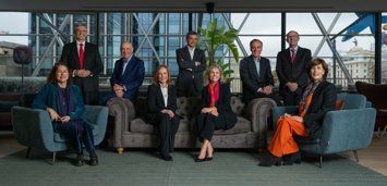 La directora de CaixaBank Wealth Management, Belén Martín, y la directora general de OpenWealth, Marta Alonso, junto con el Comité consultivo de OpenWealth.