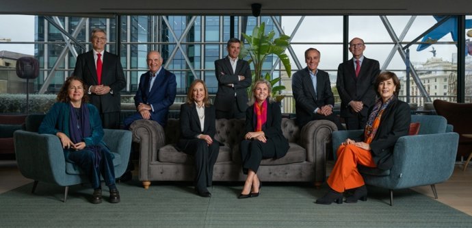 La directora de CaixaBank Wealth Management, Belén Martín, y la directora general de OpenWealth, Marta Alonso, junto con el Comité consultivo de OpenWealth.