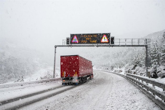 Archivo - La nieve cubre la carretera, a 7 de febrero de 2023, en Vic, Barcelona, Catalunya (España). 