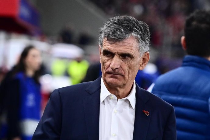El técnico español José Luis Mendilibar, primer entrenador del Olympiacos, ante el Real Madrid.