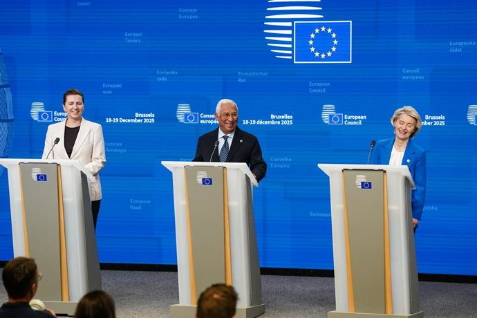 BRUXELAS, 19 de dezembro de 2025 -- O presidente do Conselho Europeu, Antonio Costa (C), a presidente da Comissão Europeia, Ursula von der Leyen (R), e a primeira-ministra dinamarquesa, Mette Frederiksen, participam de uma coletiva de imprensa em Bruxelas