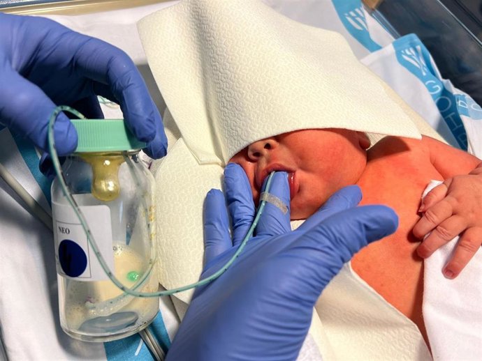 Archivo - Bebé recién nacido