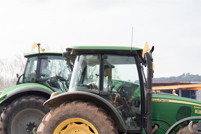 Archivo - Tractores durante una marcha a su paso por Cardedeu, a 10 de febrero de 2025, en Cardedeu, Barcelona, Cataluña (España).