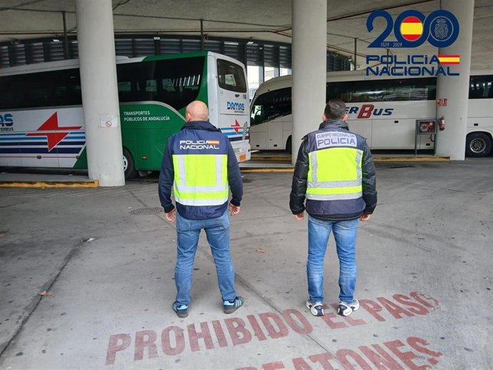 Agentes de la Policía Nacional en la estación de autobuses de Huelva.