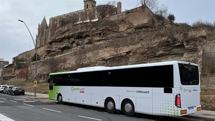 Uno de los buses del corredor Barcelona-Olesa-Manresa.