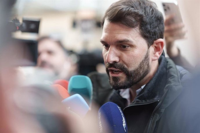 El secretario general del PSOE de Cáceres, Álvaro Sánchez Cortrina, ofrece declaraciones antes de la reunión de la Comisión Ejecutiva Regional del PSOE.