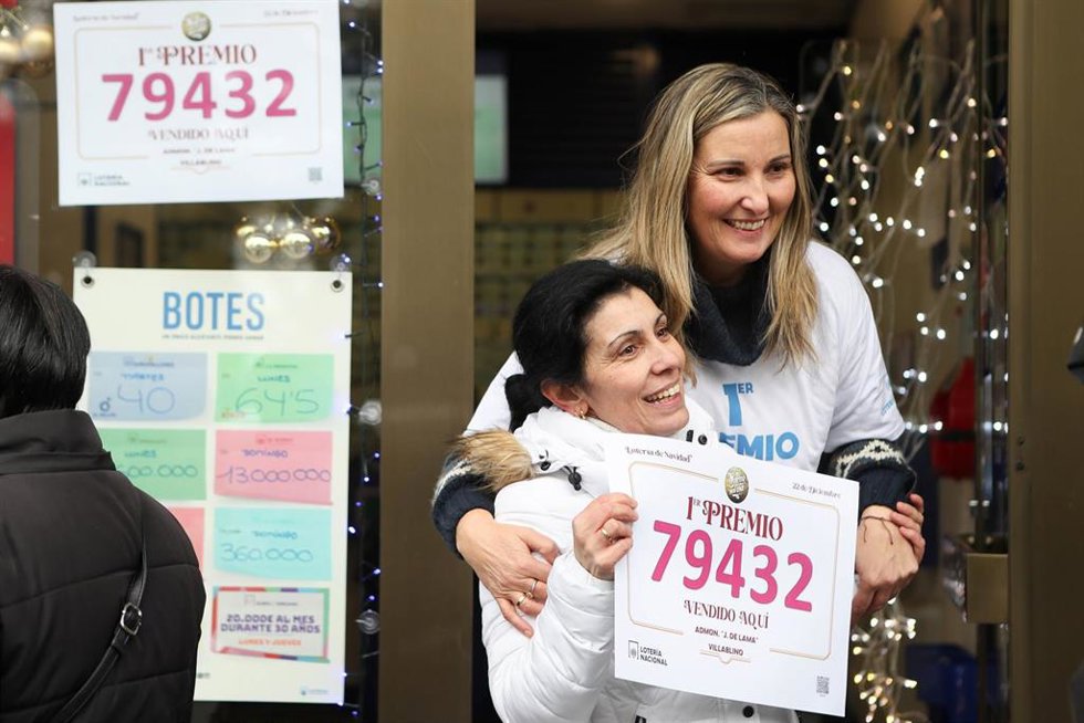 Empleadas de la administración situada en la Avenida de la Constitución, 20 celebran que han vendido parte del número 79432 correspondiente al Gordo de la Lotería de Navidad 2025, a 22 de diciembre de 2025, en Villablino, León, Castilla y León (España