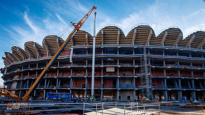 El Nou Mestalla comienza el montaje de los pilares de la cubierta