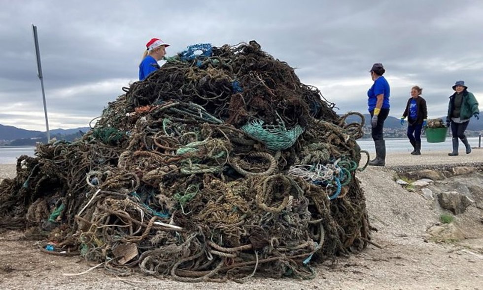 Archivo - Vidrios, algas y plásticos, elementos más retirados del mar en Galicia en 2024, tras recoger 425 toneladas desde 2020.