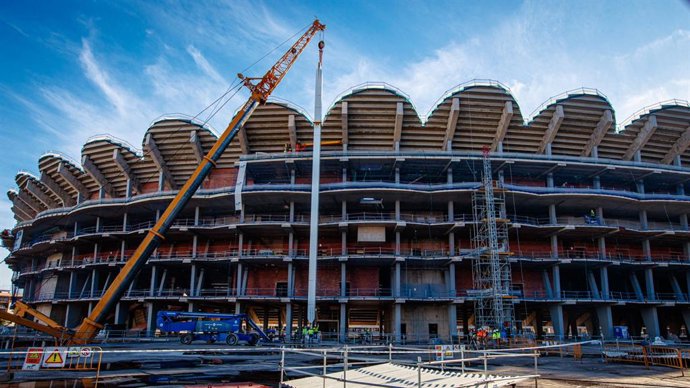 El Nou Mestalla comienza el montaje de los pilares de la cubierta