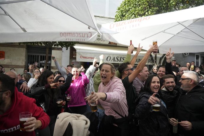 El 25.508, segundo cuarto premio, deja cuatro millones de euros en Ubrique (Cádiz). 