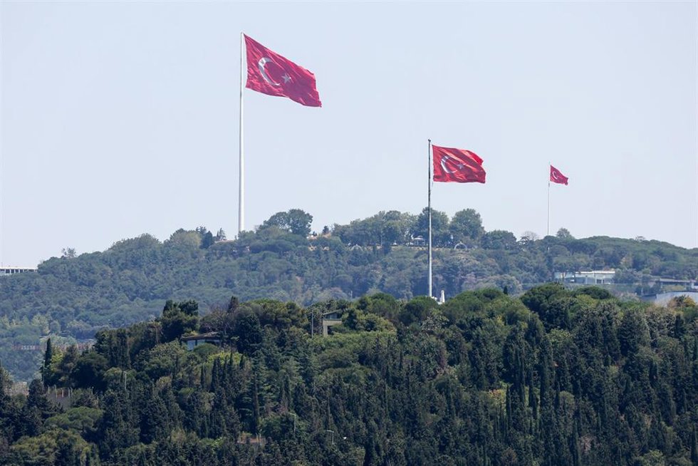 Archivo - Banderas turcas en Estambul