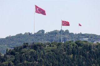Archivo - TURKEY, ISTANBUL - JULY 23, 2025: National flags fly over the city