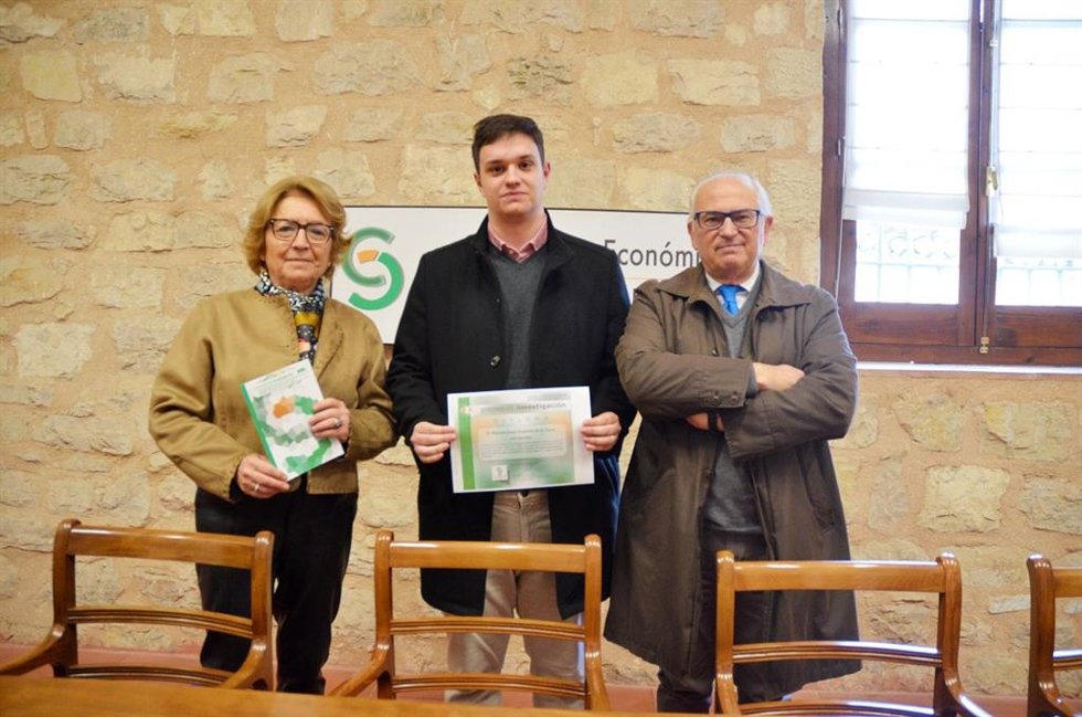 Carmen Espín (izq), Manuel Jesús Expósito y Manuel Parras