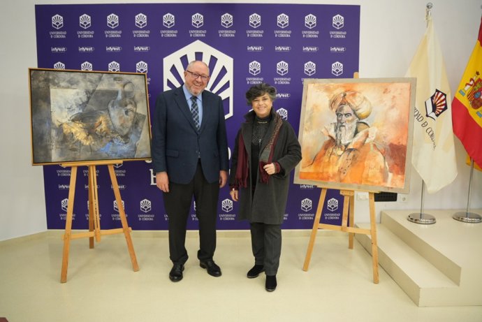 Manuel Torralbo y Julia Hidalgo junto a dos de las obras donadas.