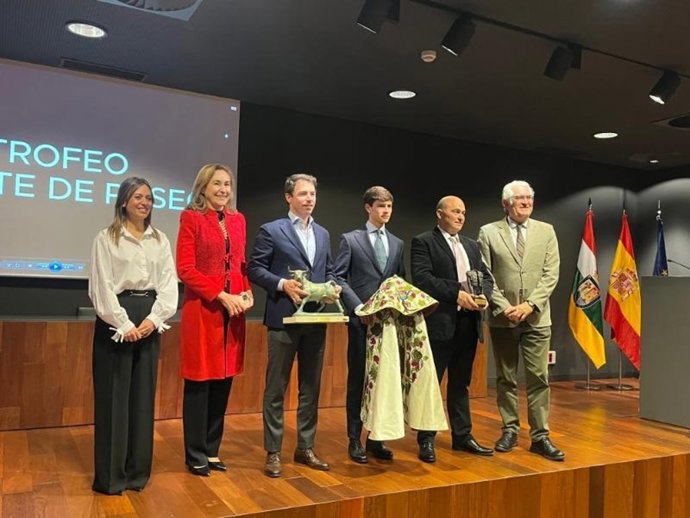 El Gobierno de La Rioja entrega a Aarón Palacio el 'Capote de Paseo' de la Comunidad Autónoma de La Rioja 2025