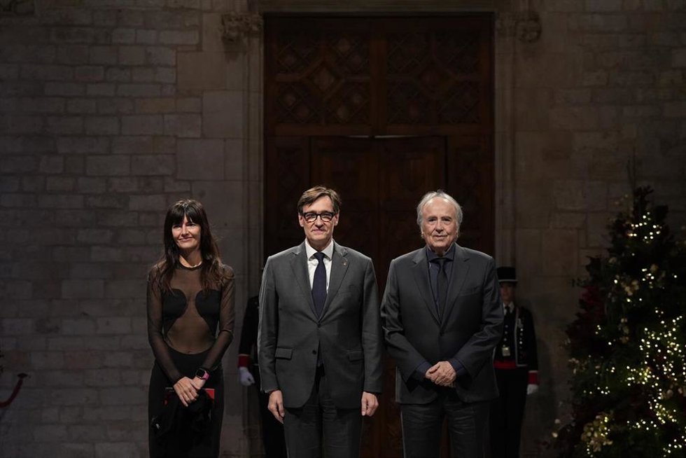El presidente de la Generalitat de Catalunya, Salvador Illa (c), durante su reunión con los artistas Joan Manuel Serrat (d) y la nieta de Núria Espert, Bárbara Lluch (i), a 22 de diciembre de 2025, en Barcelona, Catalunya (España).