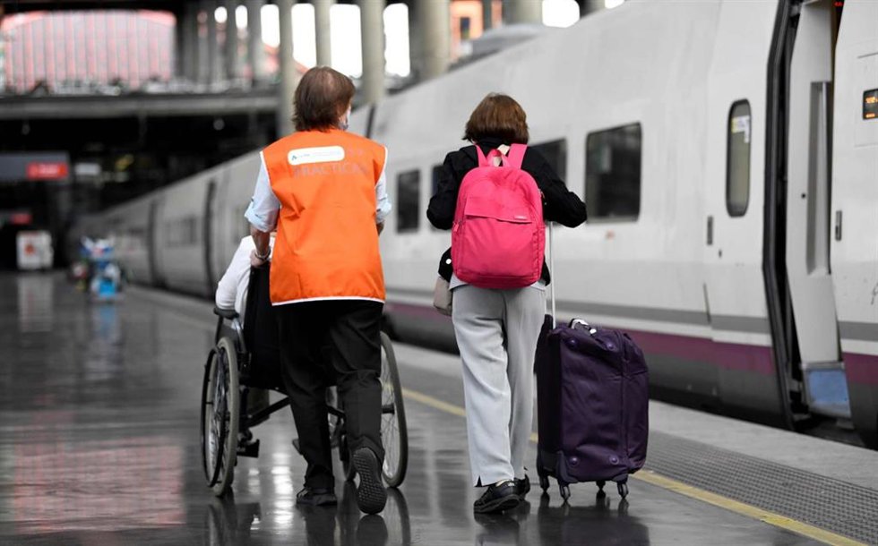 Archivo - El servicio asistió a 141.411 viajeros en el primer trimestre de 2023, superando en un 10,6% la cifra de los tres primeros meses de 2019, previos a la pandemia.