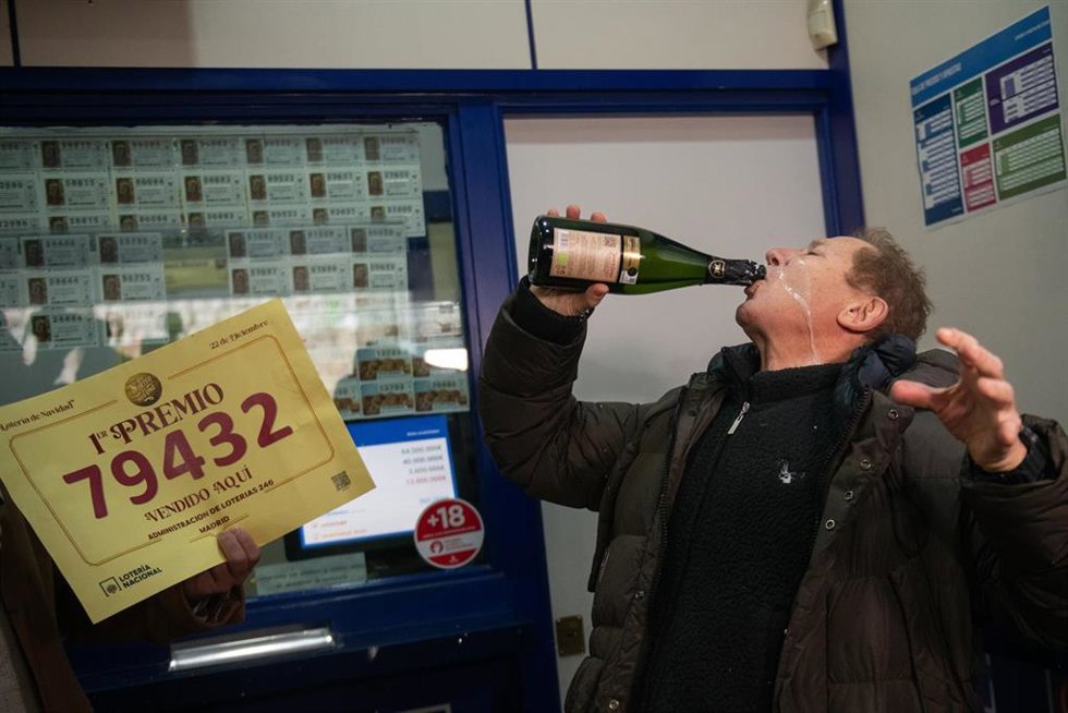 Agraciado con el Gordo del Sorteo Extraordinario de la Lotería de Navidad 2025 correspondiente al número 79.432 celebran su suerte, a 22 de diciembre de 2025, en Madrid (España).