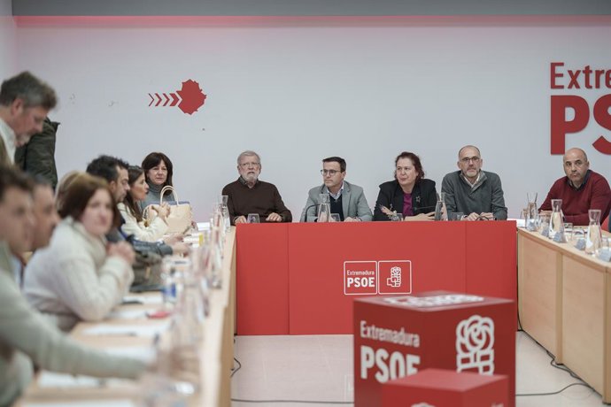 O ex-presidente do Governo Regional da Extremadura, Juan Carlos Rodríguez Ibarra (2i) e o até então candidato socialista à Presidência do Governo Regional, Miguel Ángel Gallardo (c), durante a reunião do Comitê Executivo Regional do PSOE da Extremadura pa