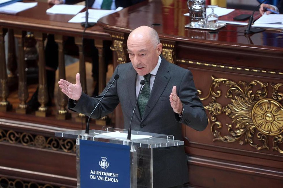 Archivo - El edil de Movilidad en el Ayuntamiento de Valncia y presidente de la EMT de la ciudad, Jesús Carbonell, durante un pleno del consistorio.