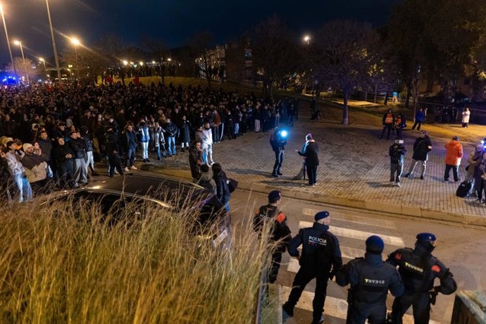 Concentracions de signe contrari a Badalona (Barcelona) pels desallotjats del B9.