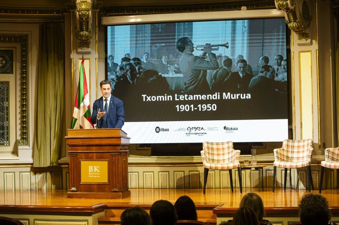El Lehendakari, Imanol Pradales, en el homenaje a Txomin Letamendi Murua, en Bilbao